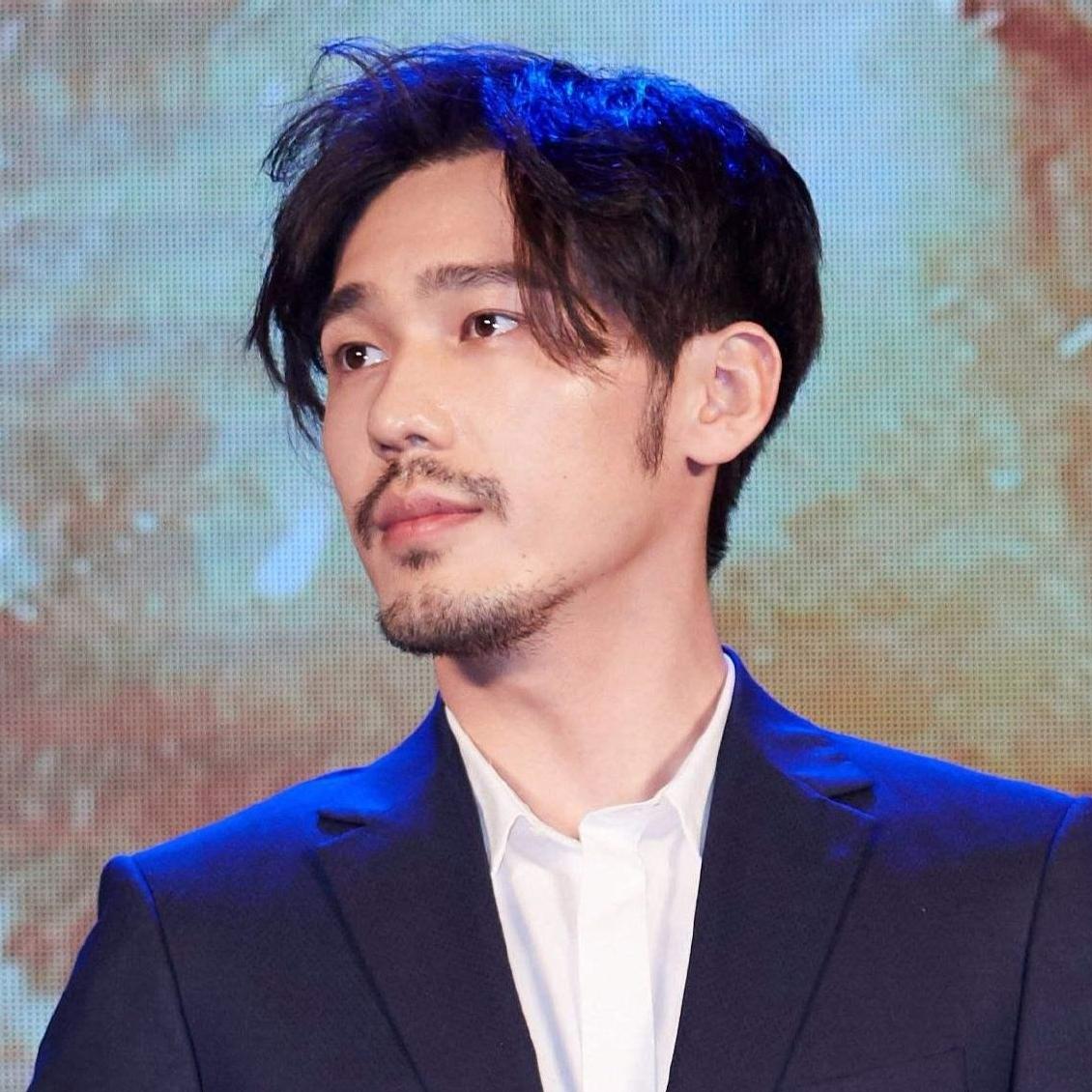 放弃亿万家产，从龙套熬成实力派！白宇出身陕北窑洞，父亲身家过亿，却偏要靠自