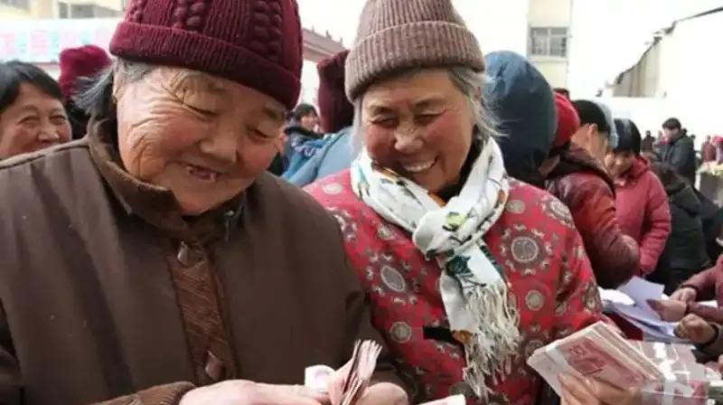 今年7月份退休金继续涨，但需要国家考虑的是，尽快缩小企退人员和机关事业退休人员以