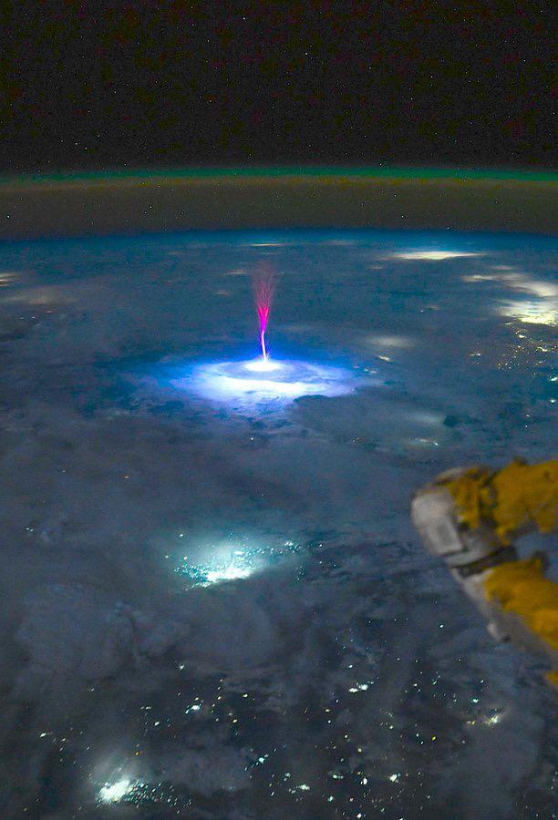 NASA宇航员在国际空间站捕捉到今晨墨西哥和美国上空的这一精灵闪电。这是由N
