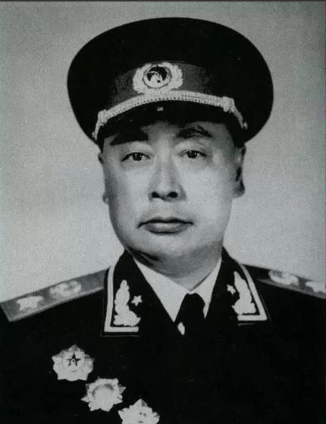 1955年，全军授衔之际，中央会议室讨论激烈，刘少奇坚定地表示：“我坚持认为，不