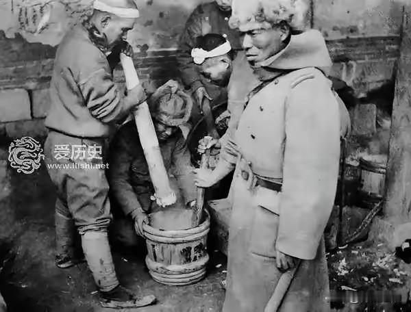 1938年的元旦，此时南京屠杀还在进行中，但是新年还是到来了。此时的南京，处在了