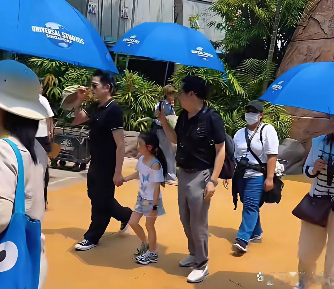 8月10日，有网友在新加坡环球影城偶遇郭富城，带着两个女儿出门游玩。郭富城一身极