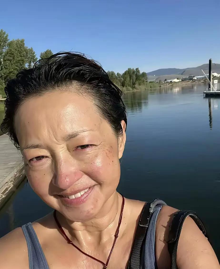 不知道黎明看到如今的李绮红，还会不会“中意”她呢？55岁的李绮红已经尽显老态了