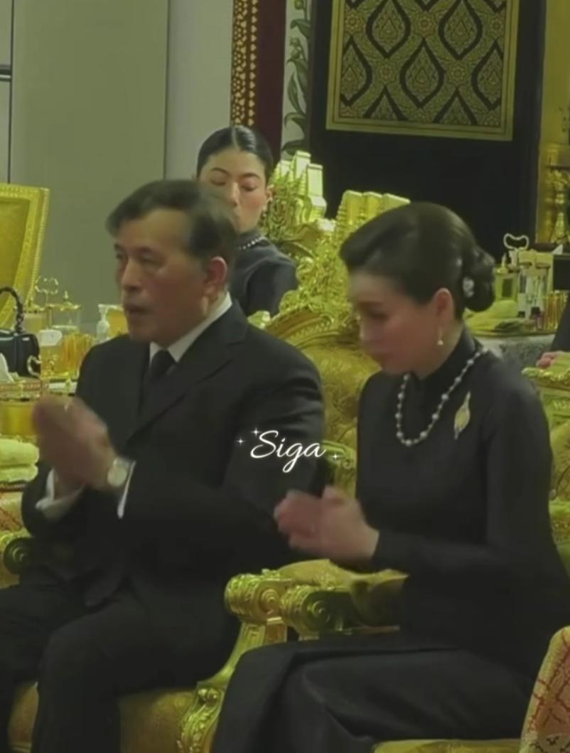 “护国公主”思蕊梵在帕公主葬礼上给三姑行匍匐礼，真是懂事孝顺的孩子！6月16