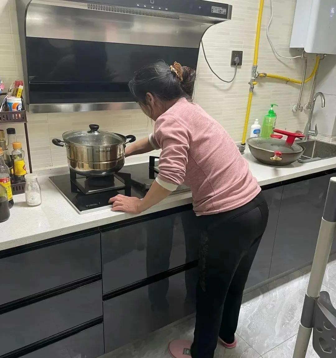 我身边有两种当了婆婆的人。一种是，希望儿媳妇在家里带孩子，做饭，洗衣服，是保姆