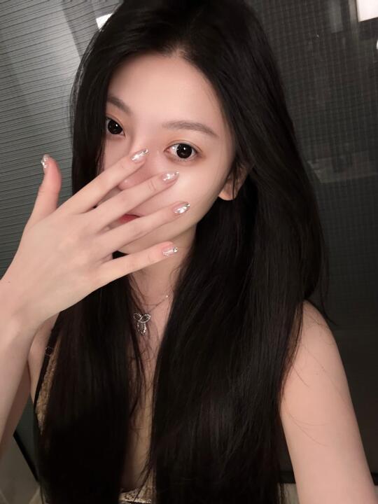 听说有人想看我的新美甲💅🏻