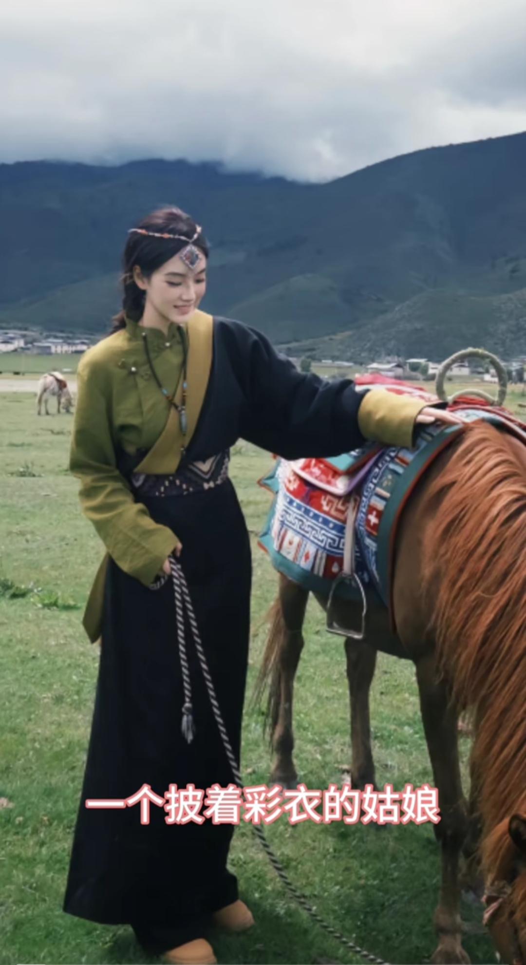 身披彩衣的姑娘:周煜琦周煜琦，如一位身披彩衣的姑娘，不论在音乐的舞台上还是在