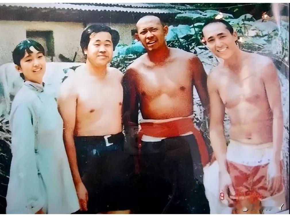 这张照片展现出了巩俐与莫言和姜文以及张艺谋1988在“红高粱”拍摄现场的情景，那