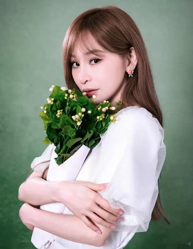 王心凌穿白色长裙纯洁优雅！怀抱绿植秒变清新感少女​​​