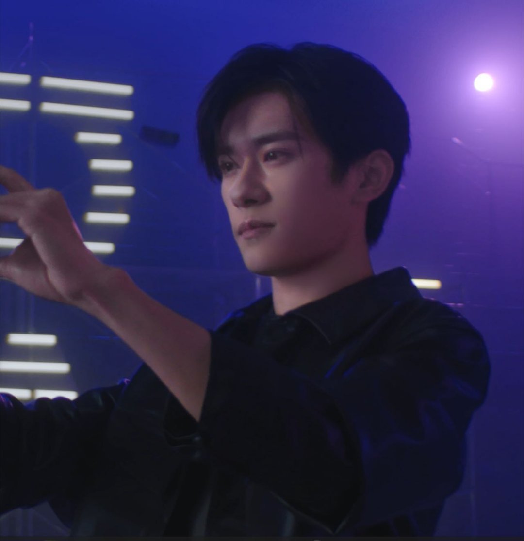 易烊千玺自成焦点易烊千玺耀目双星超话里聊到易烊千玺的成长，我想到他穿黑色西装的