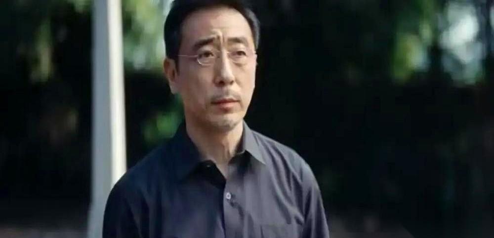 在电视剧《重器》中，周野芒饰演的老头陈凡，是个在街边给人推头的退休理发师。但往