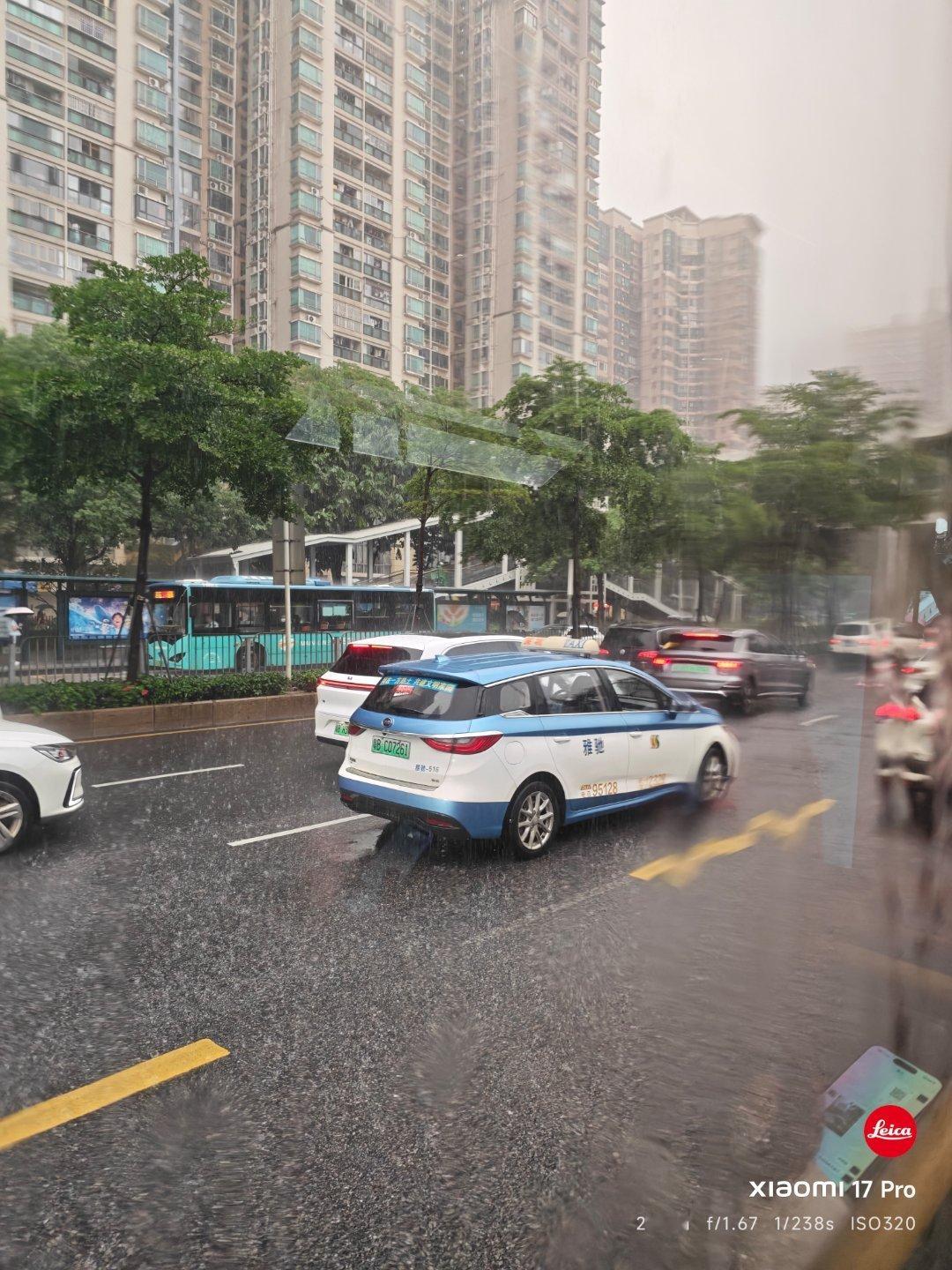 深圳暴雨今天的OOTD应该是短裤+拖鞋