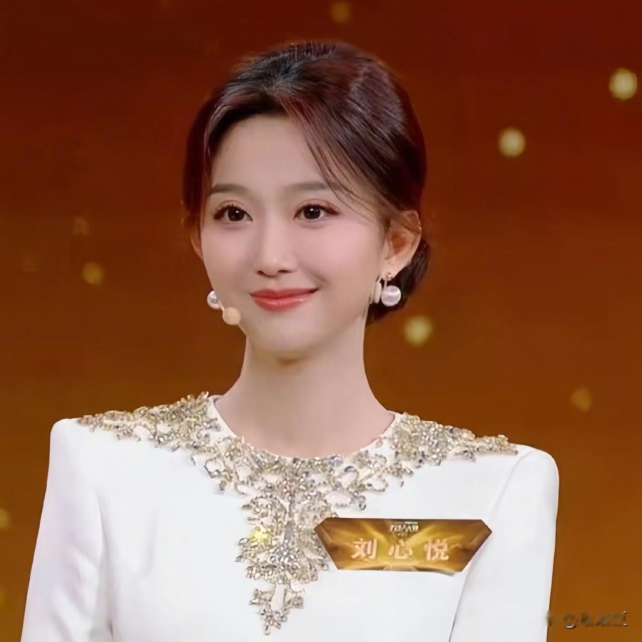 主持人大赛银奖刘心悦直接空降春晚主会场？金奖杨旭、铜奖冯琳全被甩在身后？网友