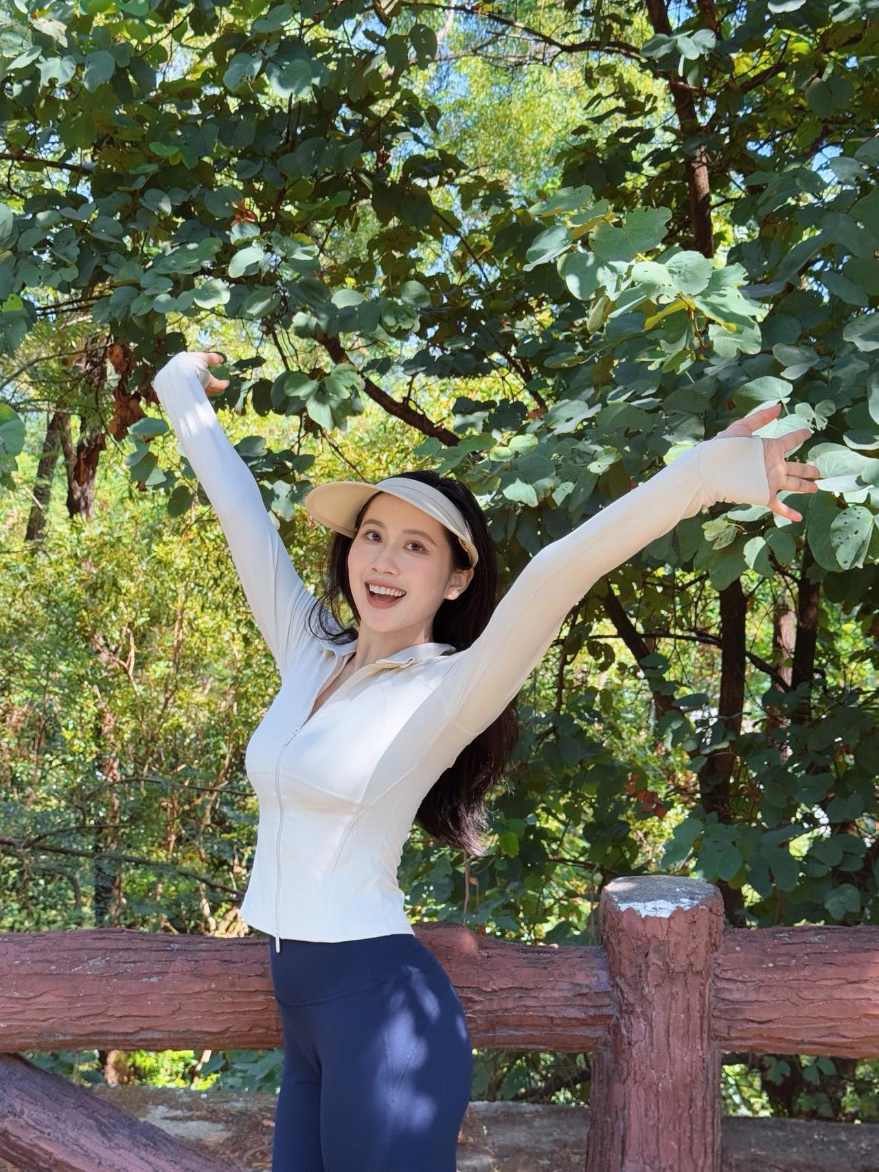 张开双臂，享受着大自然的美好！