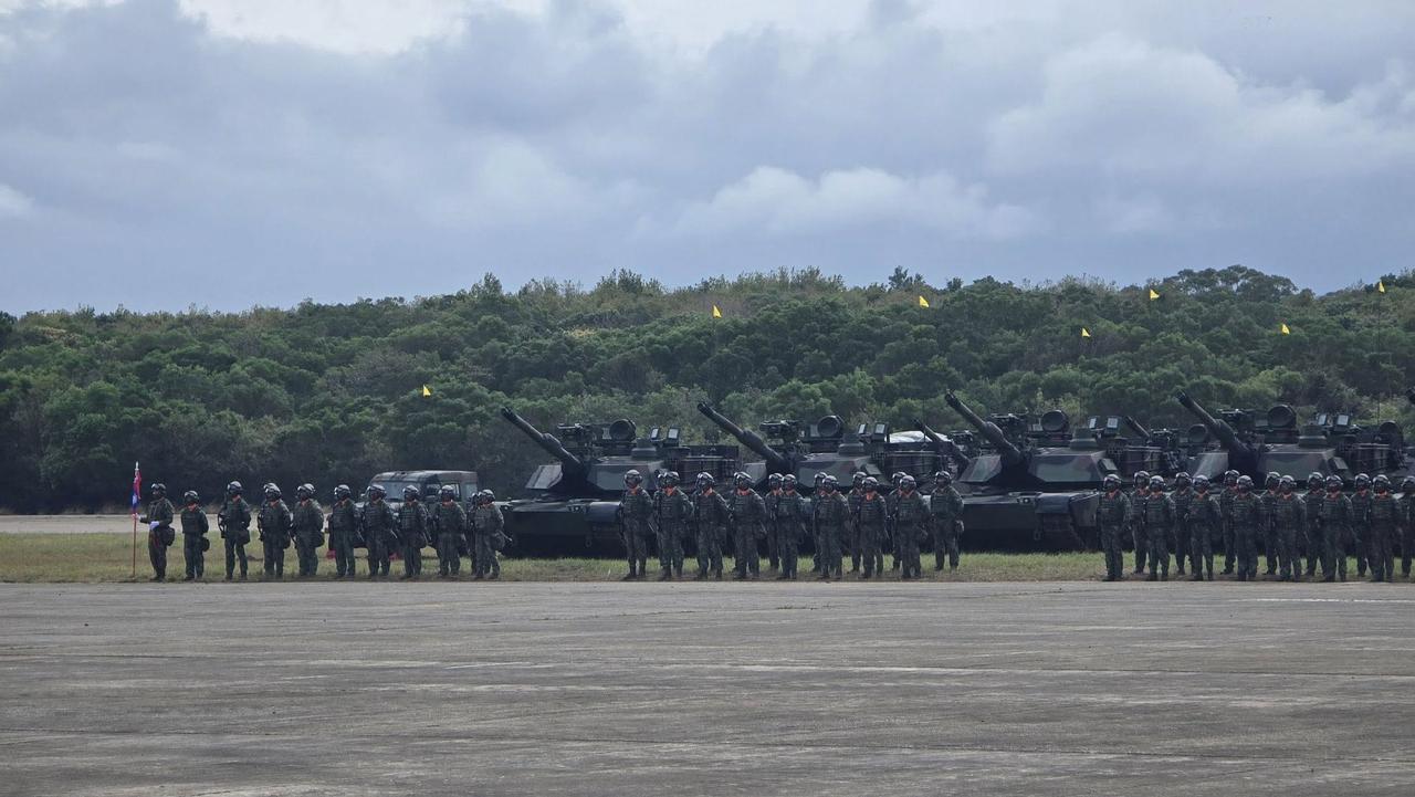 台湾省陆军举行M1坦克成军仪式！台湾省一共从美国买了108辆坦克，用来强化装甲