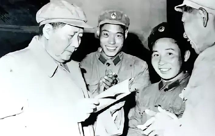 毛主席：我们这个队伍完全是为着解放人民的，是彻底地为人民的利益工作的。