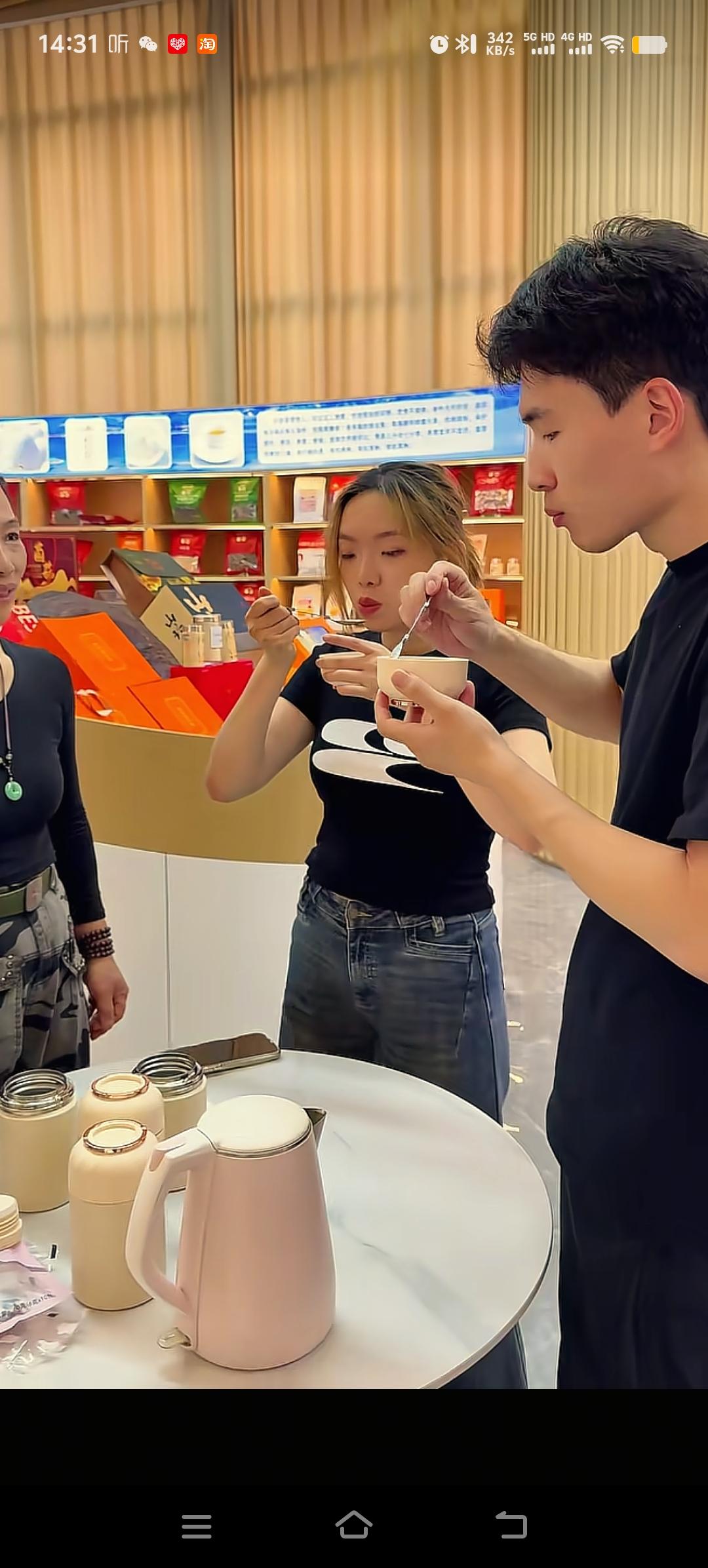 正所谓“一人飞升，仙及鸡犬”，谢浩男被找回后，不仅他自己受到关注，他的妈妈、妹妹