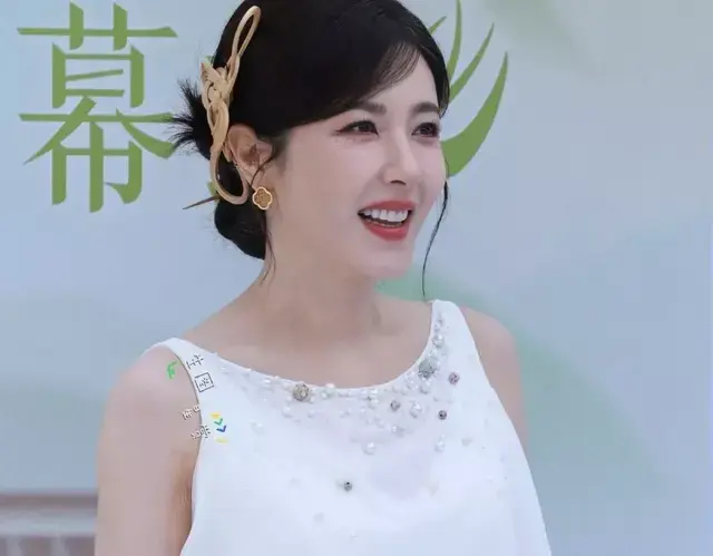 曾黎纯白look气质美如兰,优雅又大气,逆龄生长好美好松弛