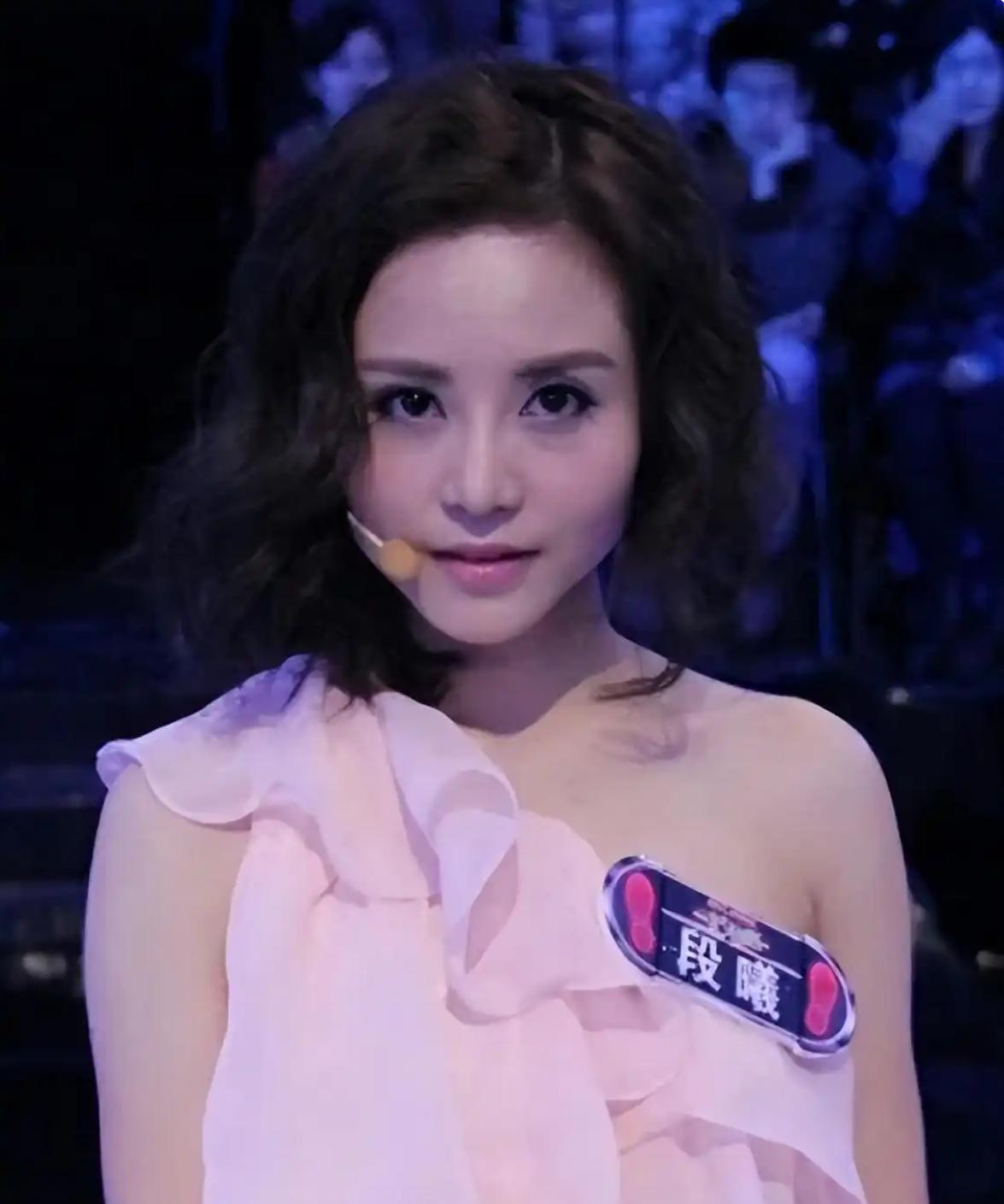 张杰前女友发声，现在轮到谢娜尴尬了。薛之谦这事，谢娜本来就可以选择不出声的，但