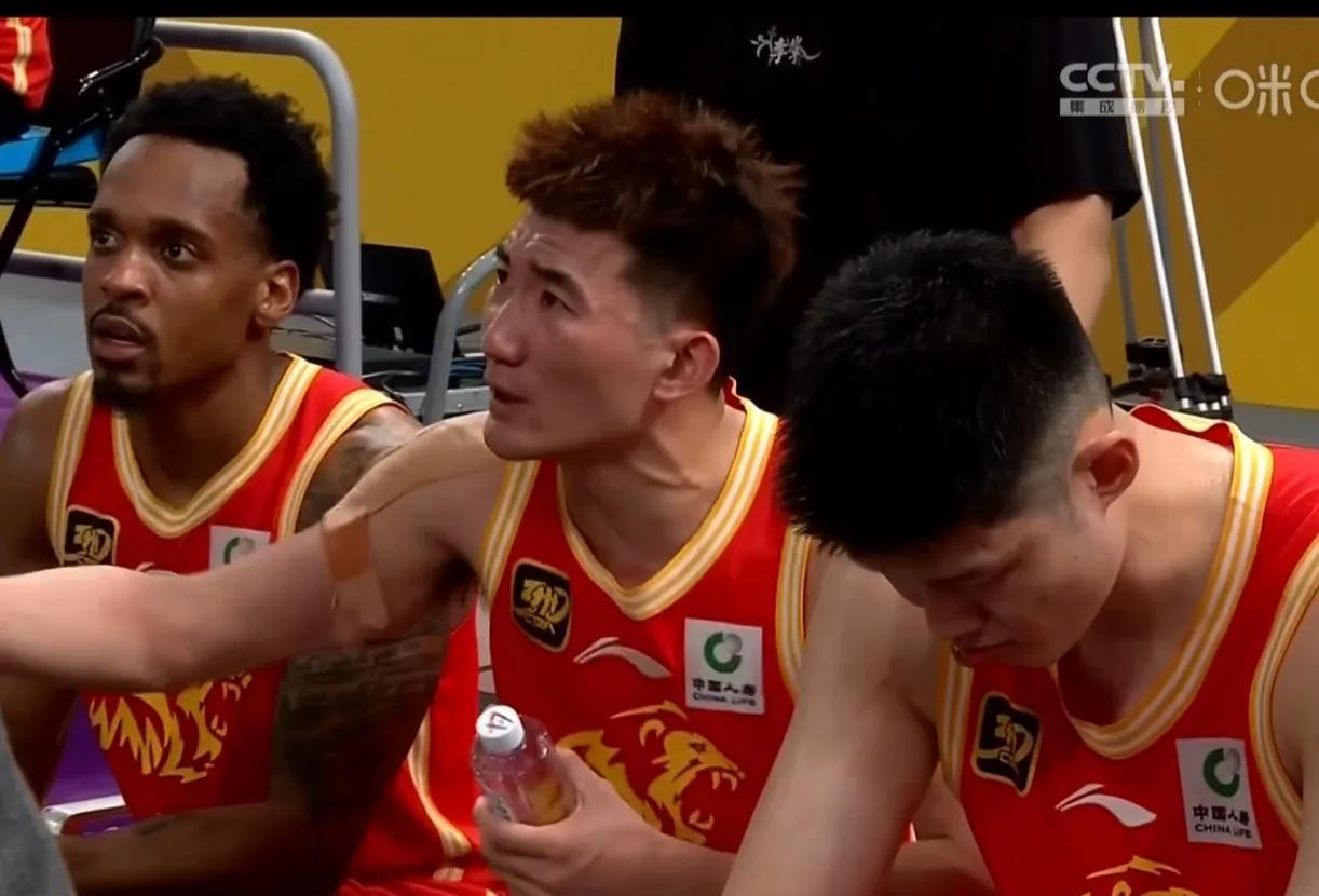 孙铭徽今天又懊恼了！广厦男篮还是时运不济啊！就算强势淘汰辽宁，还是于事无补，胡