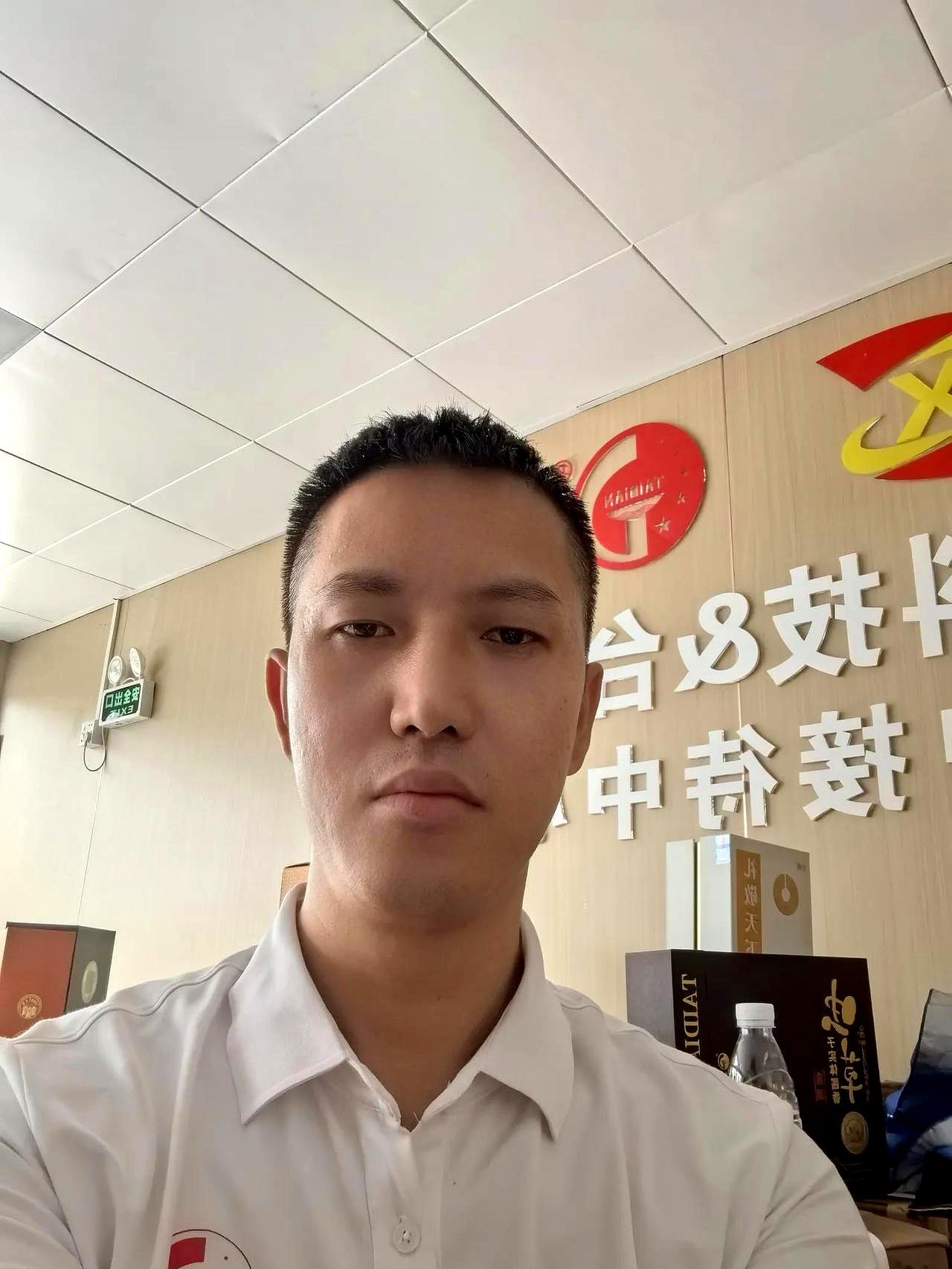 雨点砸在车顶时，面包车被当成临时机房。当年在中国电信干活，遇到一场急雨，几个人