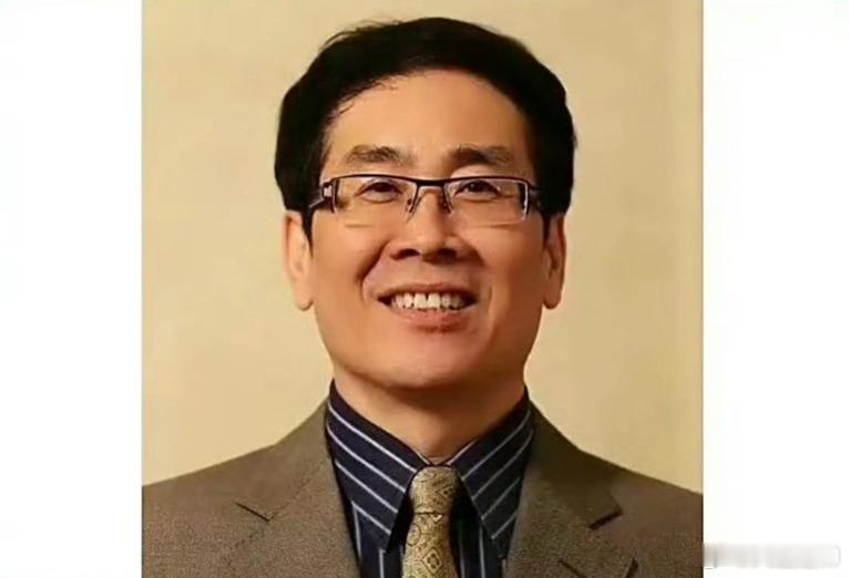 叔叔宗泽后质疑说，娃哈哈集团原是国资占大股的企业，现在业务被宗馥莉转到她100％