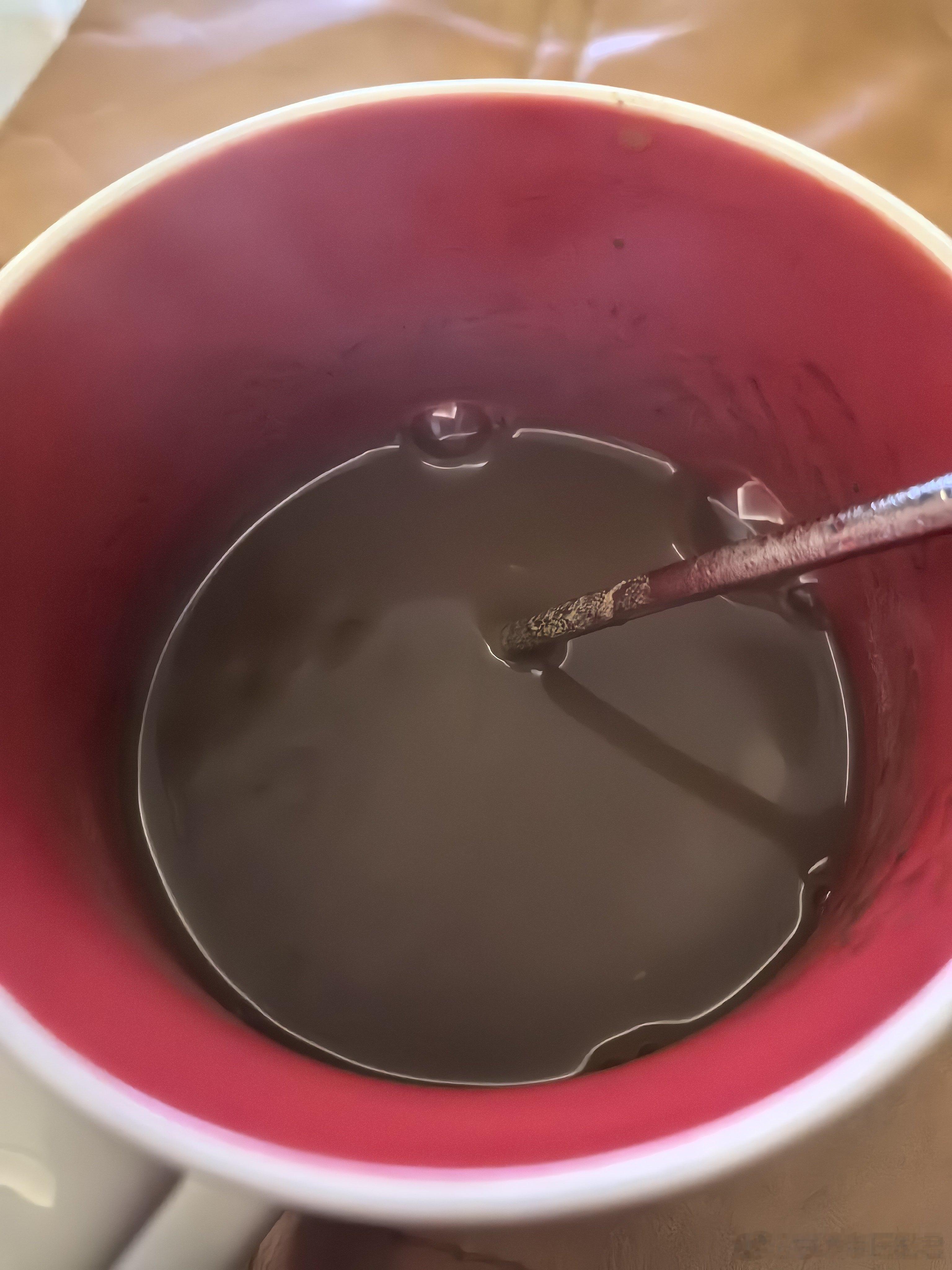 两颗大蜜丸熬成的“汤药”，约200毫升，色香味都与饮片熬出来的没有大区别，关键是