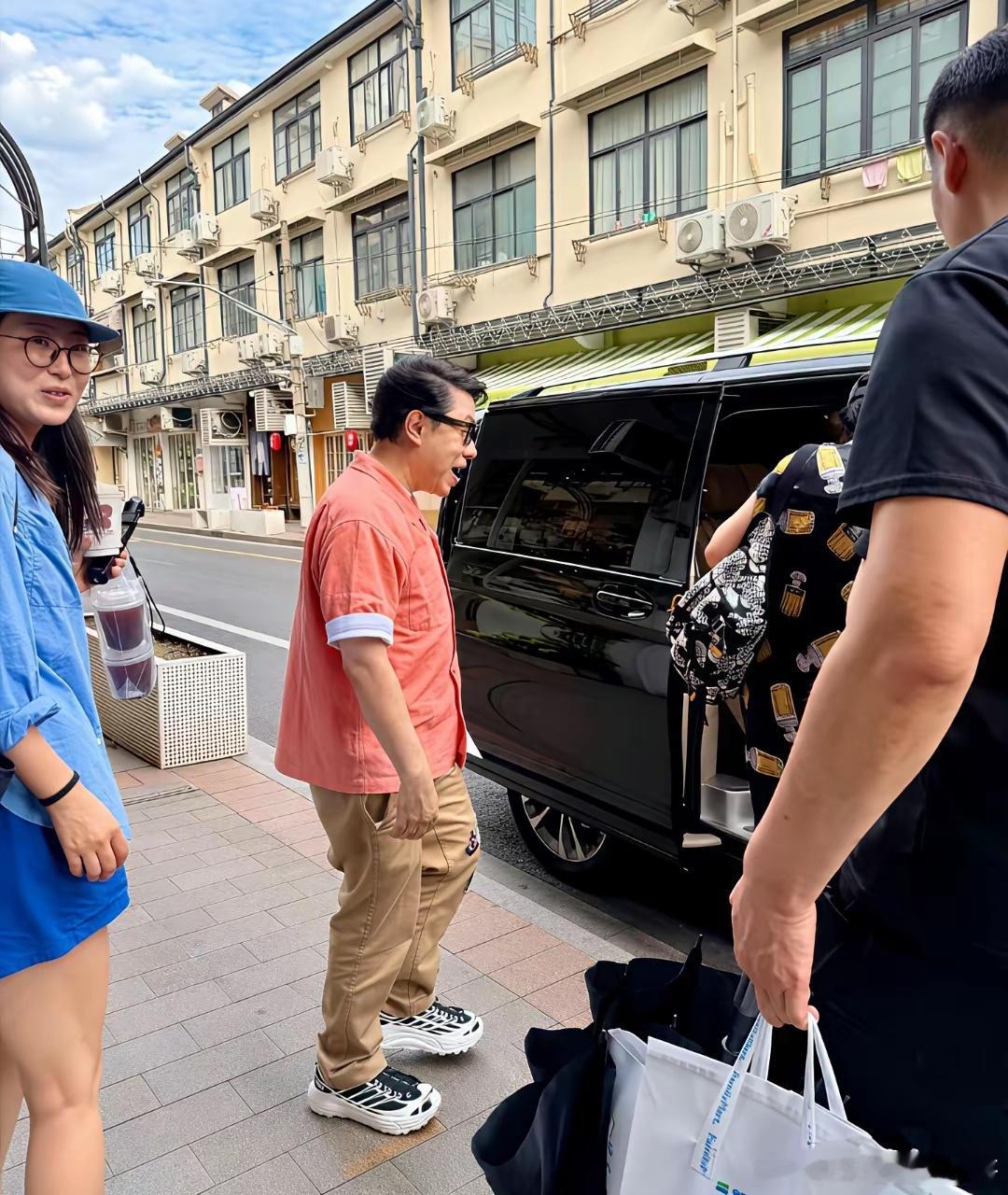 上海游玩的蔡康永如今一副老态，他才64岁，看着像70多岁的老头，脸上都是皱纹，坑