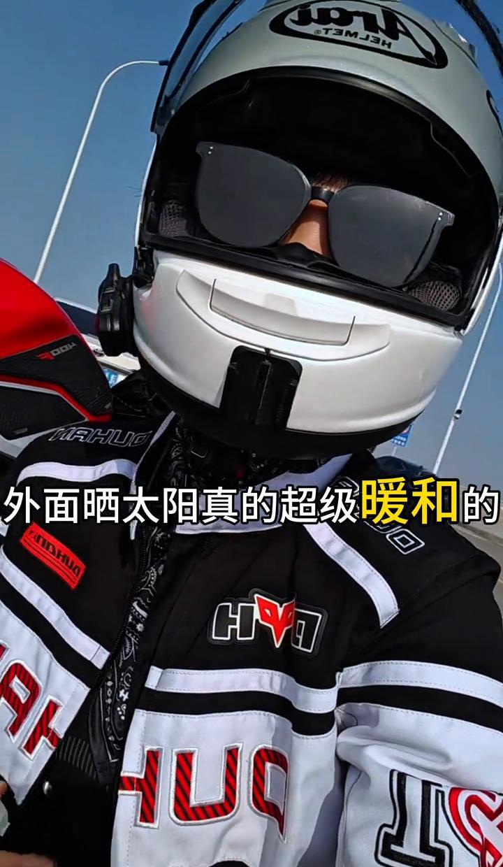 冷得哆嗦？别窝屋里了，太阳正给你发热量呢。北京这会儿白天十五度，阳光一照，体