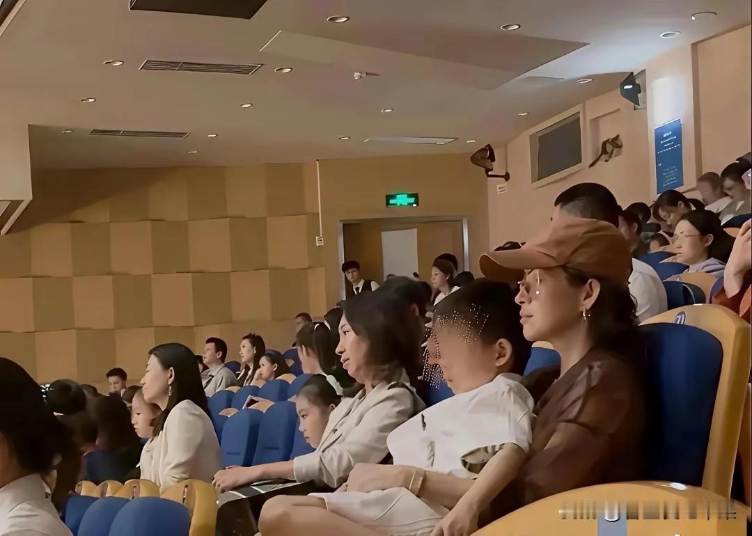 不认识她的人，估计还会以为是一个普通大妈吧？