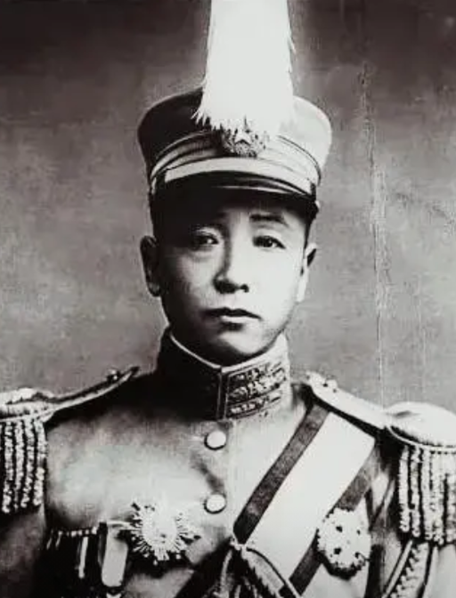 1894年，张作霖去于六家喝酒，中途于六去放水，谁知于六的小老婆二兰子突然拼命靠