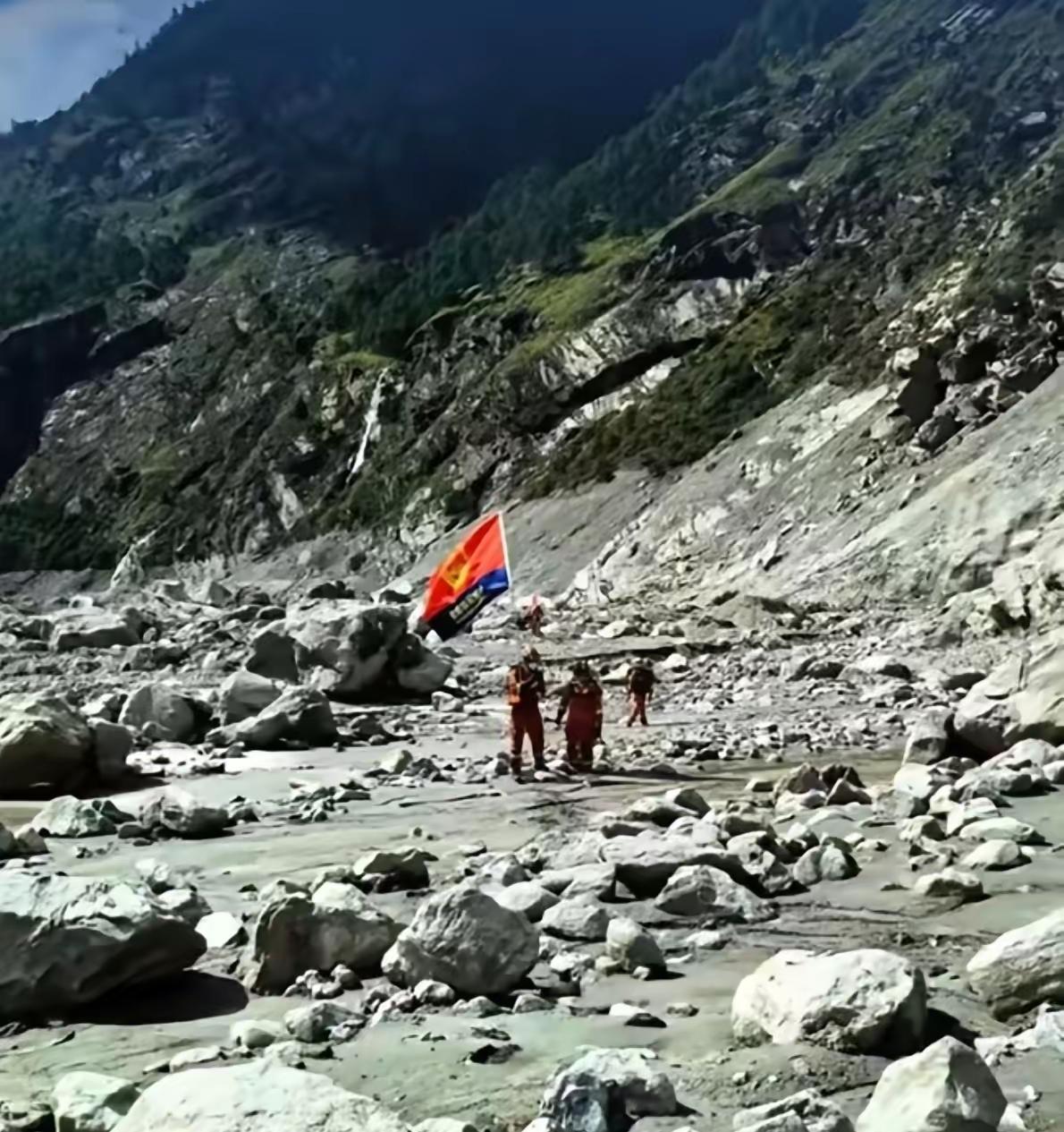 悄无声息的心痛，悄无声息的流泪。​一切都夷为平地，一切似荒凉的月球，好似人类从