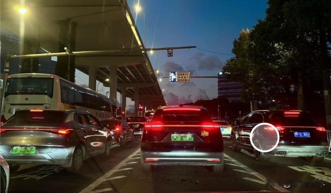 除了冰箱、彩电、大连屏，汽车上最坑人、最让人反感的设计当属贯穿式尾灯和前车灯。