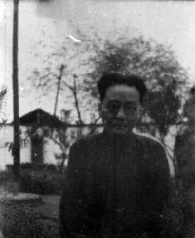 1941年，周养浩息烽监狱长把一女囚叫到办公室里，嬉皮笑脸着一边解衣服扣子，一边