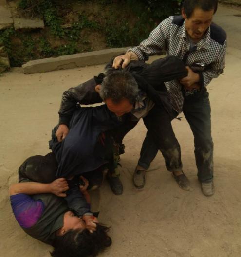 河南濮阳，37岁男子无故踹了13岁男生一脚，而后见男生骂自己又拿砖头、土块砸男生