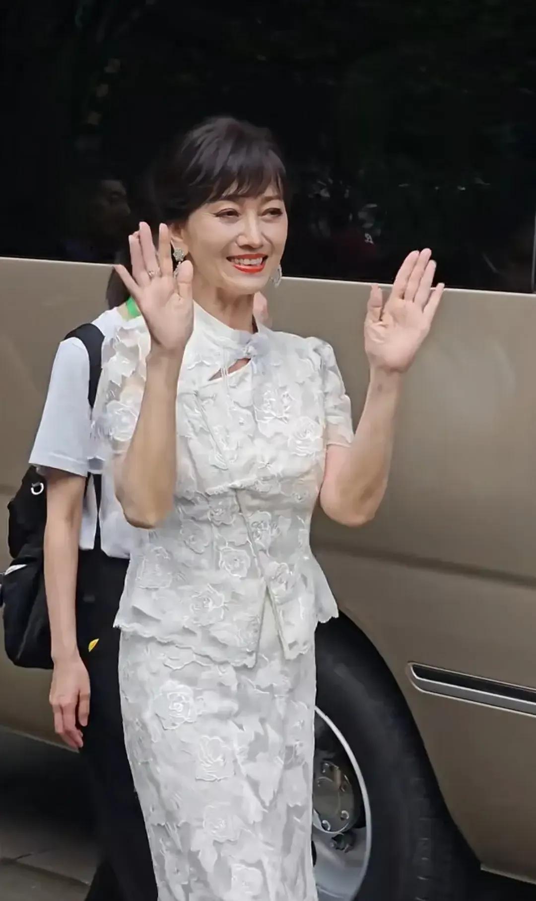青城山偶遇赵雅芝，岁月不败美人！家人们，今天在成都青城山，有人幸运偶遇赵雅