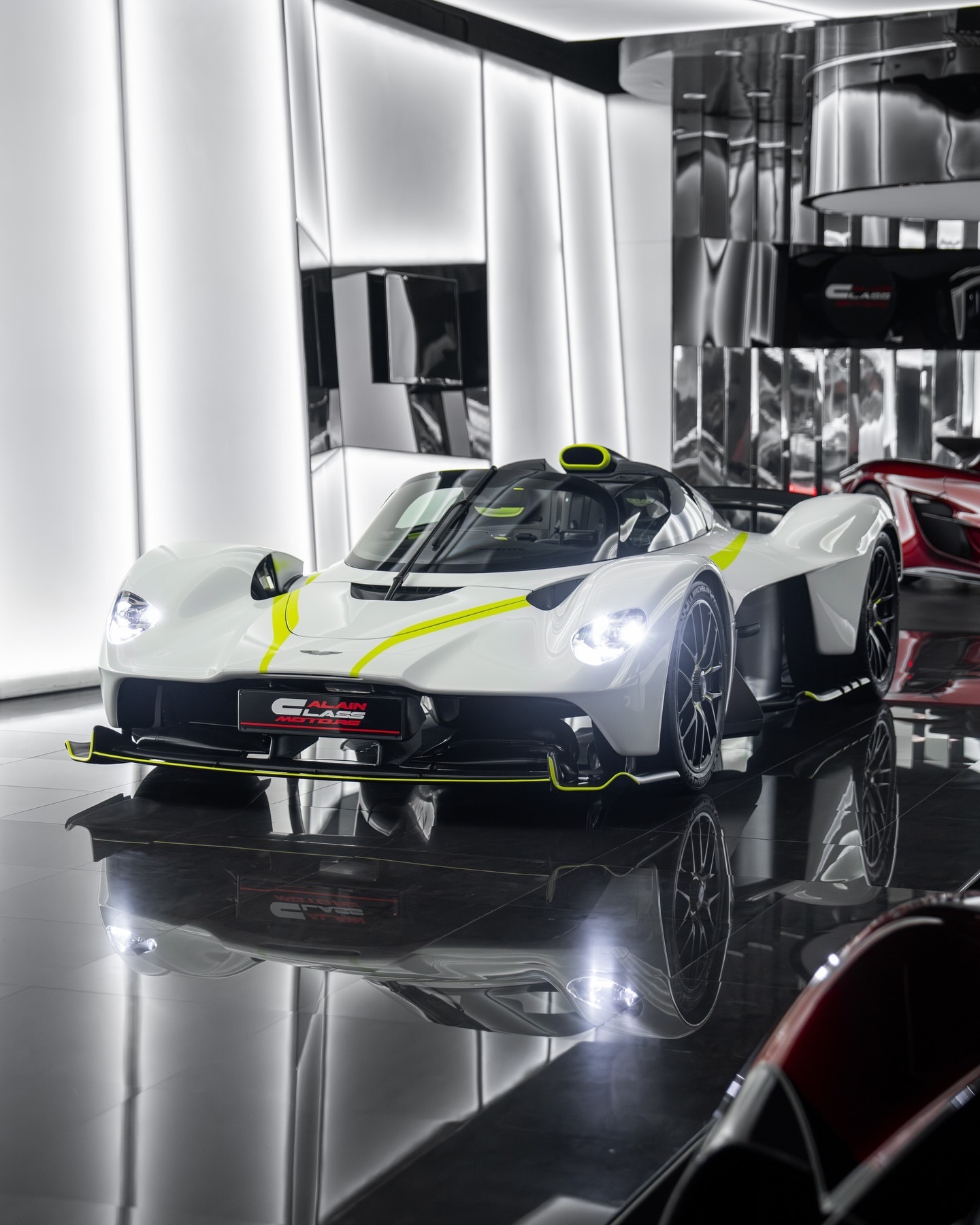 阿斯顿·马丁ValkyrieSpider重力在这里无能为力。每一线条都切割着风