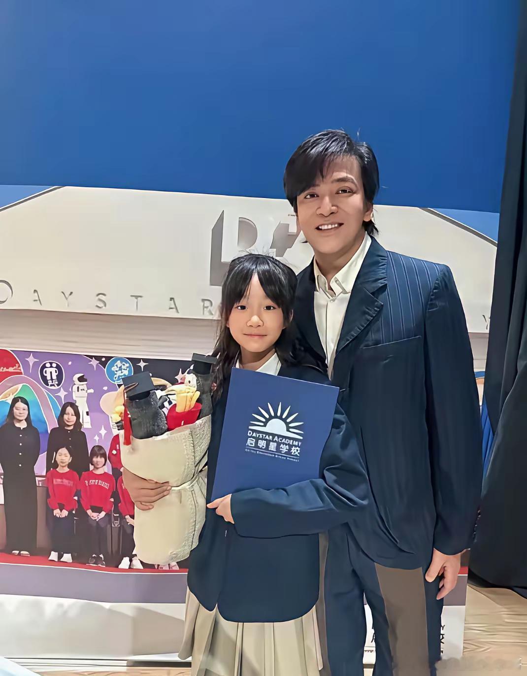 陈晓东居然都有两个女儿了，大女儿长得像爸爸，五官很漂亮，小女儿像妈妈多点！​​