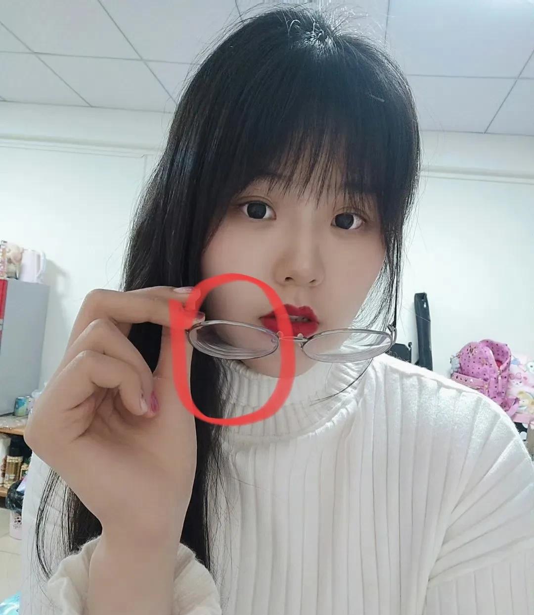 小宝李月汝的眼睛近视了吗？眼镜片的圈数咋这么多个圈呢？可以说小宝和李梦是国家