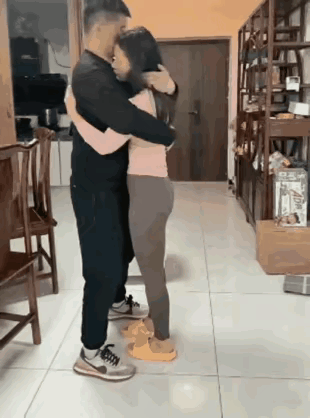 夫妻两地分居真难，两口子离别时恋恋不舍，女子一转身就兴高采烈的，不明白原由。