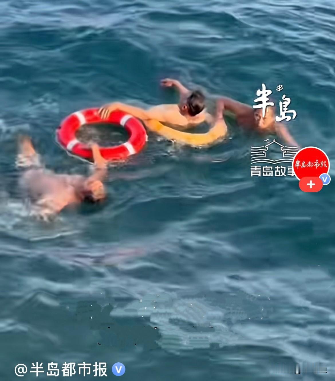 近日，青岛音乐广场海边一名游客下海之后体力透支，在海里遇险，大声呼喊救命，海浪裹