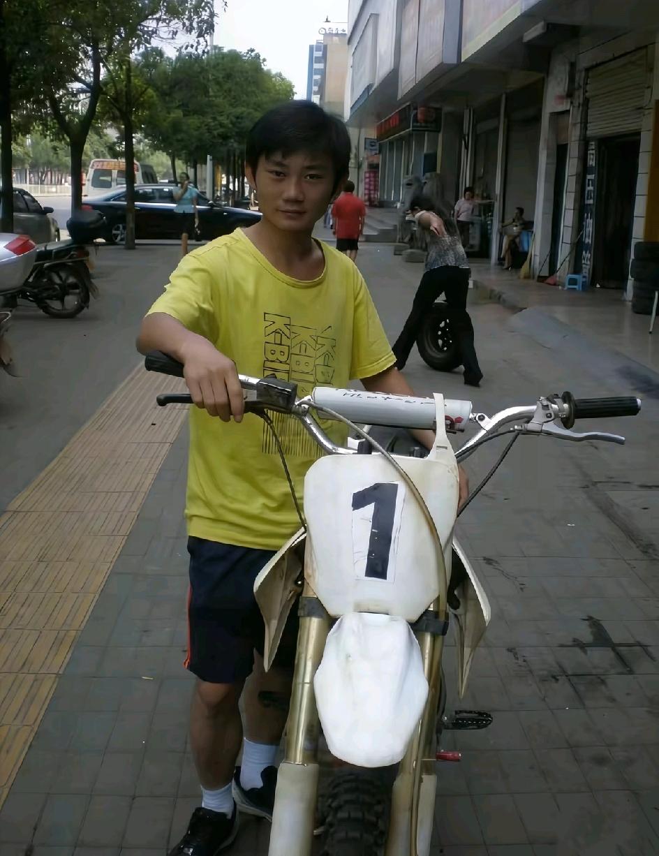 张雪的母亲说，张雪小时候是在外婆家出生的。外婆在湖南涟源白马桃林楠竹山村，在张雪