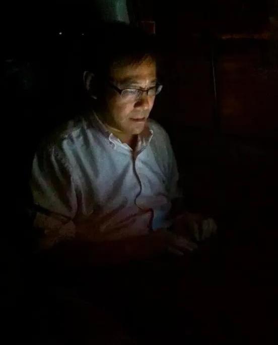 世间再无张和平！著名评论员吴晓波在2月26日发布消息：新华社温州记者站站长张