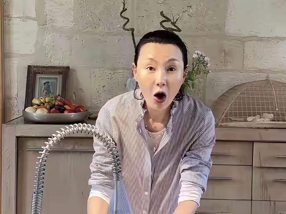 张曼玉长的不好看是真的，但很有韵味也是真的。她不靠五官夺目，而是身上独一无二的