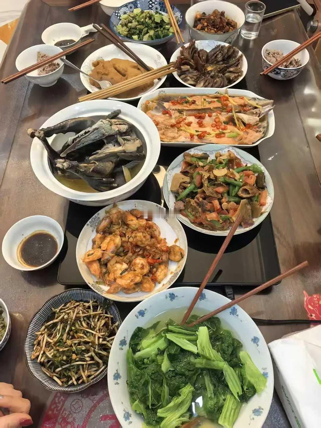 这些亲戚明年能不能别来了！大年初一，我老公的侄儿带着一家四口又来我家拜年。雷打不