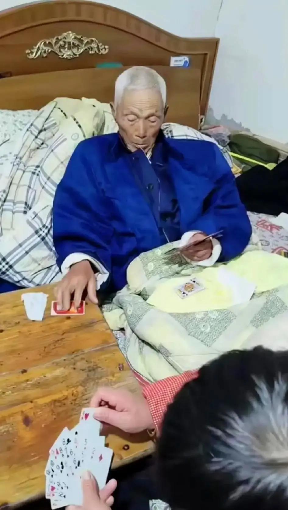 刷到一条视频，说一位老爷子癌症晚期突然清醒，非要打最后一圈麻将。家人一开始吓