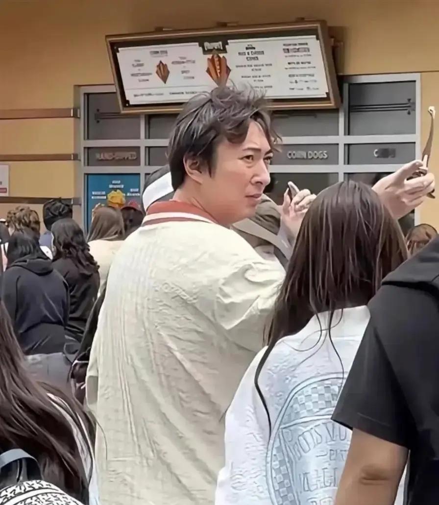 一张路人随手拍下的照片，让38岁的王思聪在热搜上挂了整整一天。照片里，他没了
