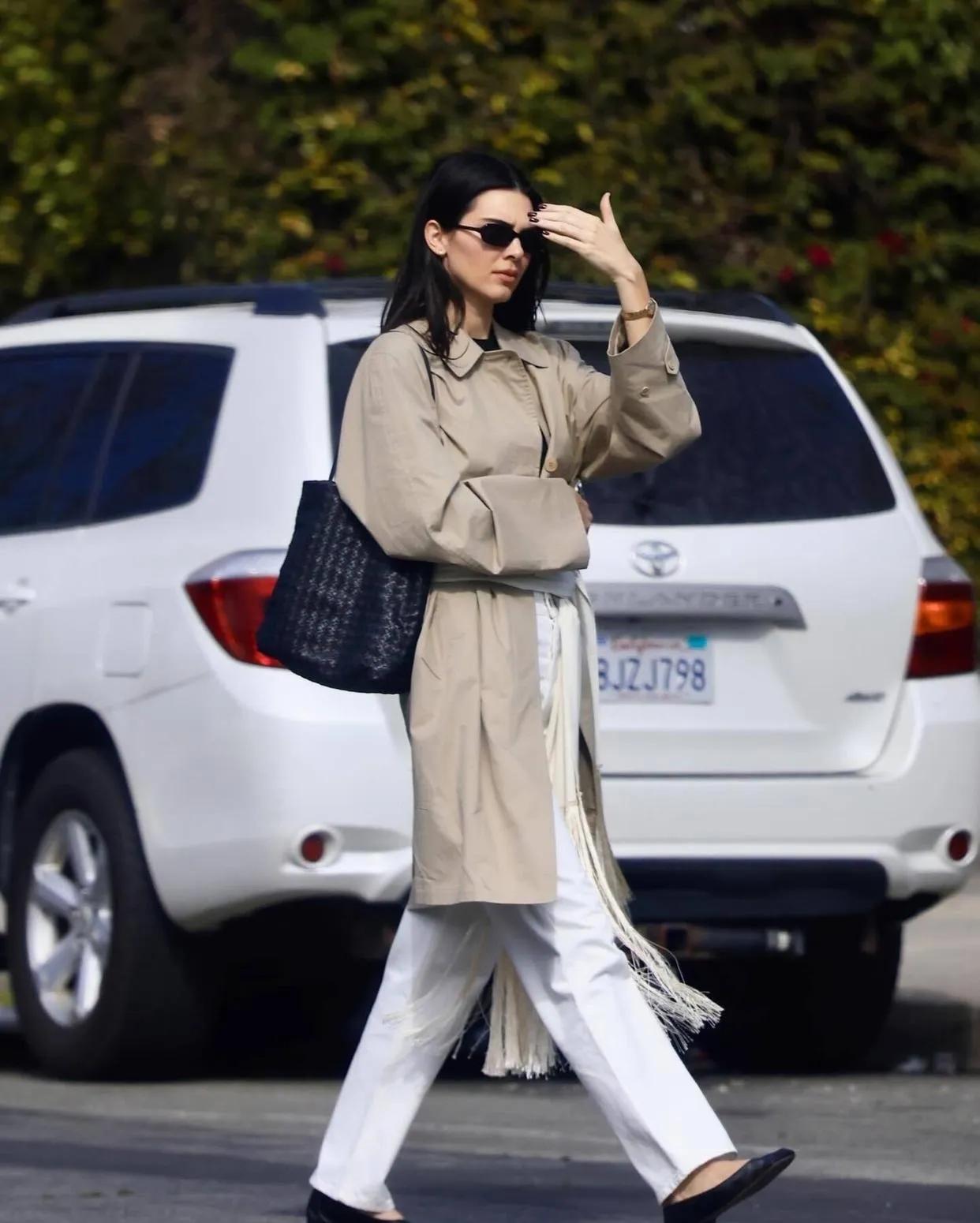 肯豆把“松弛感”穿成了教科书📚肯豆这套街拍，把极简风玩到了骨子里。浅卡