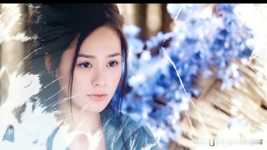 导演居然让阿娇演程灵素——明明是天姿国色的大美人，偏要扮“丑女”穿粗布麻衣，可就