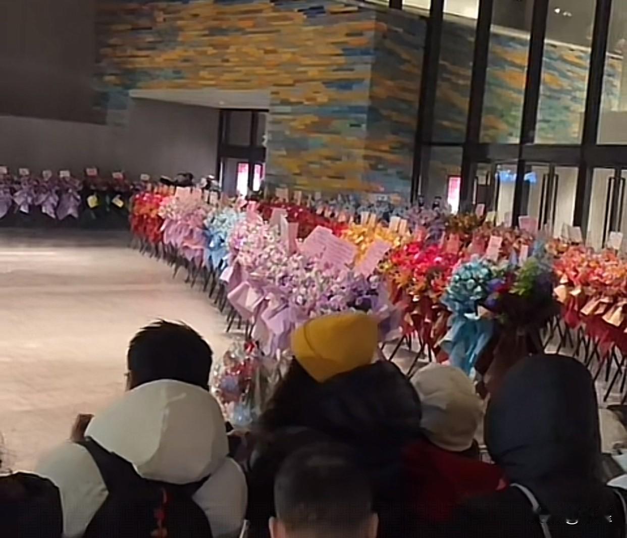 董宇辉会不会是全中国收到鲜花最多的男人今天跨年晚会的场地外是从世界